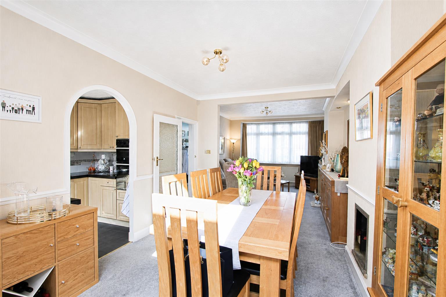 4 bed property in Stoneleigh Avenue, Worcester Park